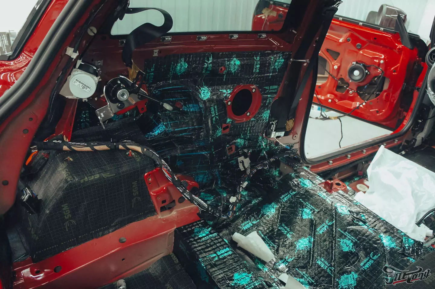 Оклейка Mini John Cooper Works глянцевым полиуретаном, наклейки на кузов, комплексная шумоизоляция, установка новых дисков, керамика дисков и суппортов